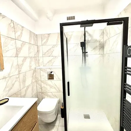 Apartment 2 Pieces Proche Centre-ville & Plage, Climatise, Parking Inclus - Fr-1-61-645 *